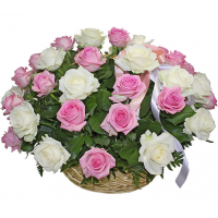 Корзина с розовыми и белыми розами