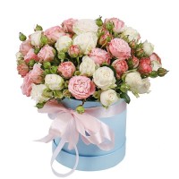 Коробочка с белыми и розовыми кустовыми розами
